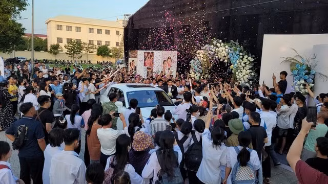 Đám cưới nhận được sự quan tâm của người dân địa phương. Ảnh: CÙ HIỀN