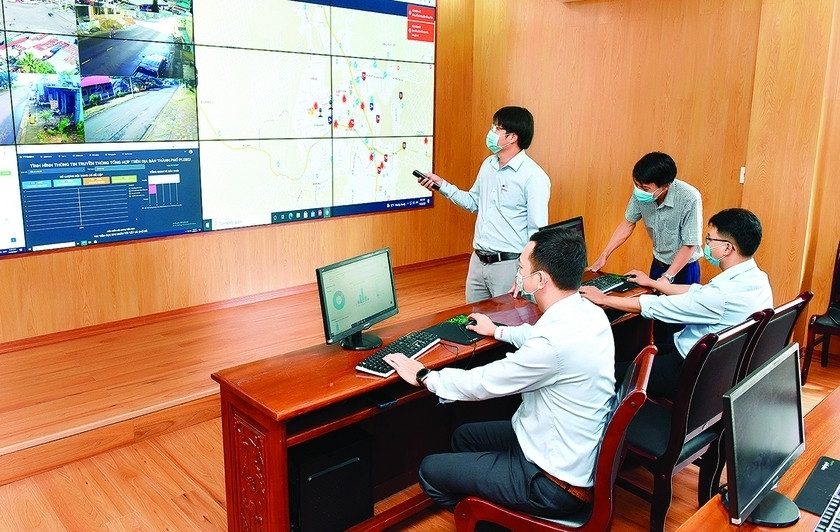 Kỹ thuật viên xử lý thông tin hình ảnh qua camera tại Trung tâm Điều hành đô thị thông minh TP. Pleiku. Ảnh: Đức Thụy Kỹ thuật viên xử lý thông tin hình ảnh qua camera tại Trung tâm Điều hành đô thị thông minh TP. Pleiku. Ảnh: Đức Thụy