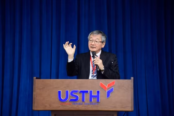 GS Kazunari Domen phát biểu tại Hội nghị Hóa học quốc tế ICCS 2022, diễn ra từ ngày 8 đến 11-12-2022 tại Trường Đại học Khoa học và Công nghệ Hà Nội. Ảnh: TL