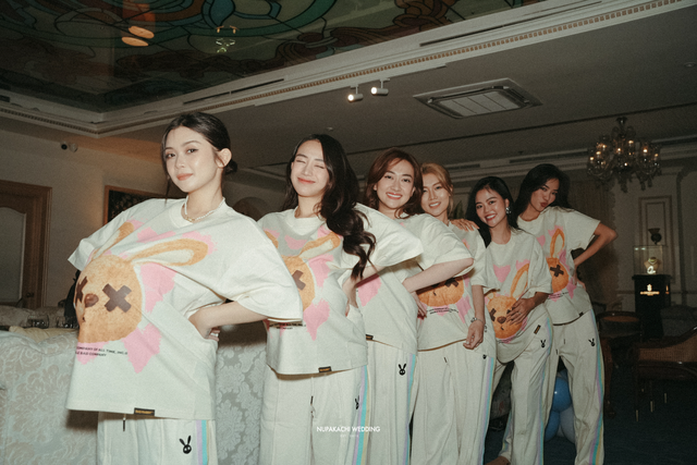 Phương Lan &quot;bung xõa&quot; cùng bạn bè thân thiết trong buổi tiệc độc thân. Ảnh: NVCC