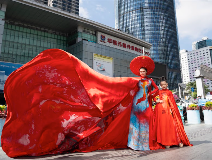 NTK Thạch Linh cùng mẫu nhí Thiệu Vy mang áo dài bản đồ Việt Nam ra nước ngoài - Ảnh 5. Hình ảnh áo dài Việt Nam tại Trung Quốc mang đến cho người xem sự quan tâm đặc biệt