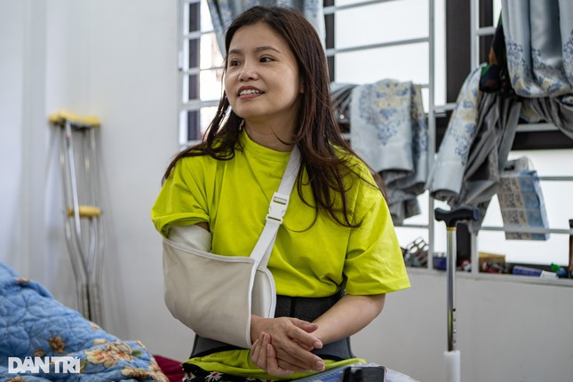Mẹ con chị Thời là những người đầu tiên nhảy khỏi chung cư mini đang bốc cháy. Ảnh: Minh Nhân Cuộc sống 'trả nợ ân tình cuộc đời' của các nạn nhân vụ cháy chung cư mini khiến 56 người tử vong ảnh 6