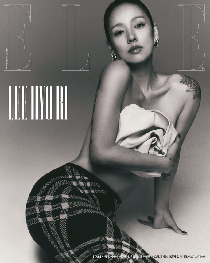 “Nữ hoàng gợi cảm” Lee Hyori táo bạo với ngực trần - Ảnh 1. Lee Hyori khoe vẻ đẹp gợi cảm