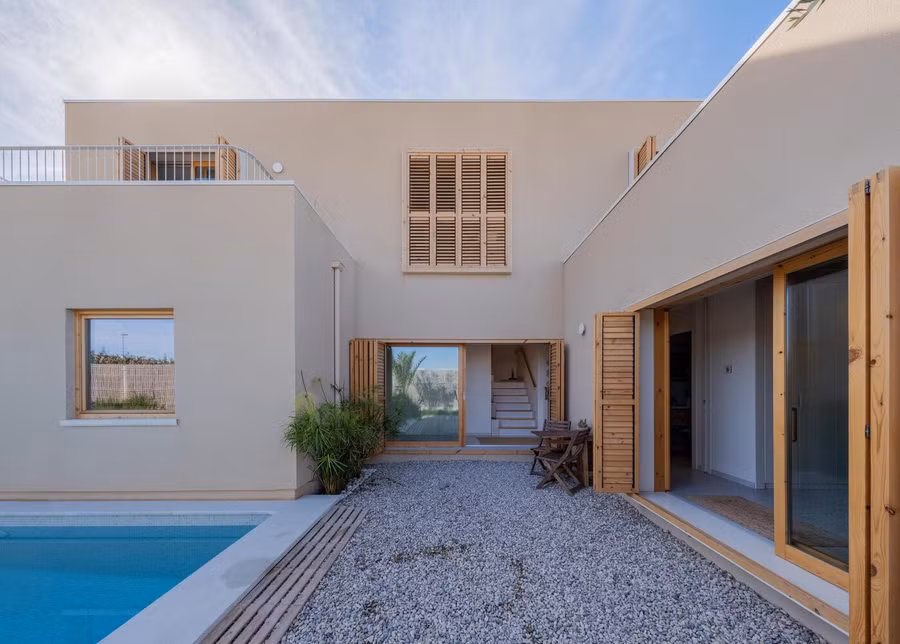 Do đó, KTS để các không gian sống như phòng khách, nhà bếp quay về phía Đông, bố cục với các ngóc ngách được sắp xếp theo ý tưởng để tạo ra điều kiện nhiệt và ánh sáng độc đáo.