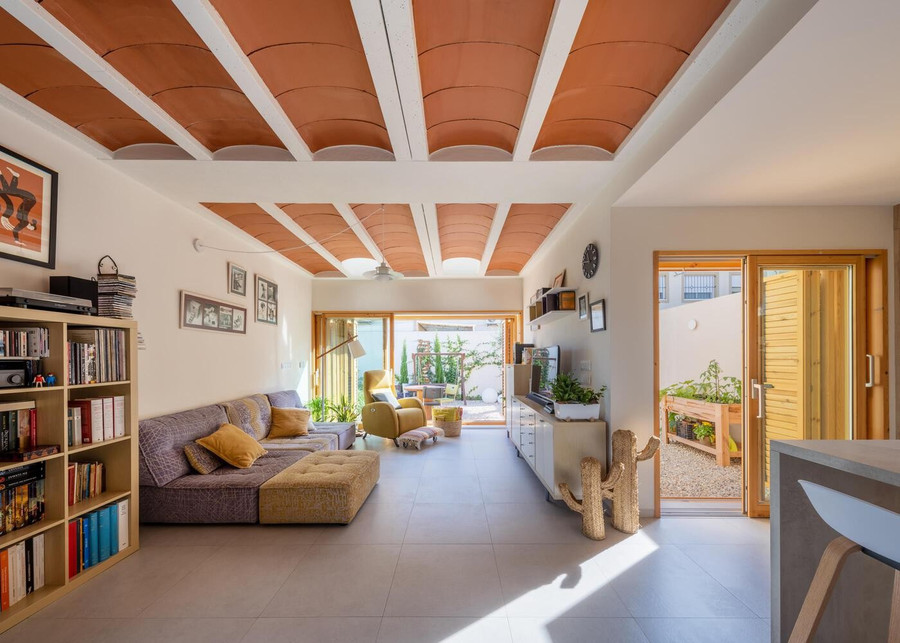 Phòng khách và nhà bếp nối với hai sân hiên hướng về phía Đông giúp ngôi nhà luôn sáng sủa và thoáng mát.