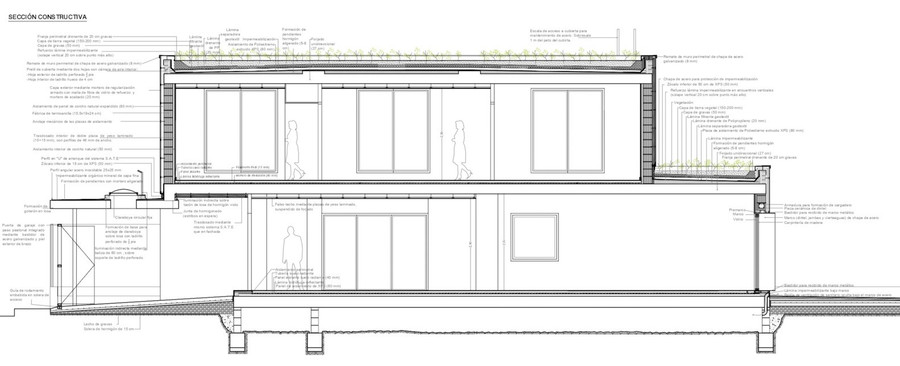 Để giảm nhiệt cho ngôi nhà vào mùa hè, KTS ứng dụng “Hiệu ứng bình đất nung” bằng cách lấy nước mưa từ mái nhà, tưới nhỏ giọt lên sân thượng.