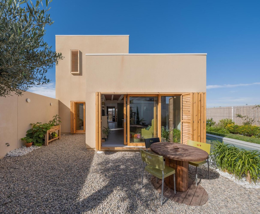 Ngôi nhà cấp 4 có lửng này được thiết kế cho gia đình hai vợ chồng và một con nhỏ với mặt tiền về hướng Tây. Gia chủ yêu cầu kiến trúc sư (KTS) tạo ra một không gian sống thoải mái, lành mạnh và tiết kiệm năng lượng, tận dụng tối đa từng chi tiết cả trong nhà và ngoài trời.