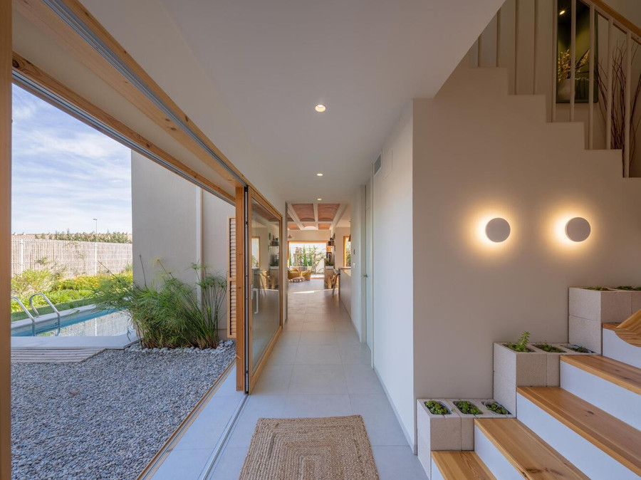 Phòng làm việc và hành lang dẫn đến sân hiên quay mặt về hướng Bắc giúp ngôi nhà mát mẻ hơn vào mùa hè trong khi các phòng ngủ mở ra sân vườn.