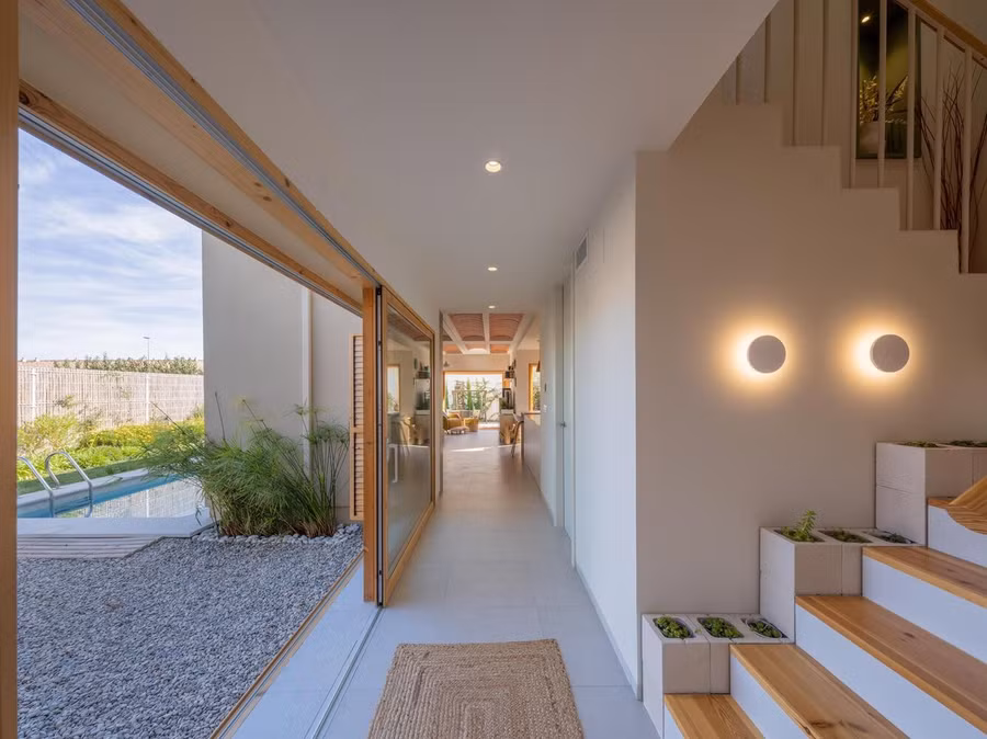 Phòng làm việc và hành lang dẫn đến sân hiên quay mặt về hướng Bắc giúp ngôi nhà mát mẻ hơn vào mùa hè trong khi các phòng ngủ mở ra sân vườn.