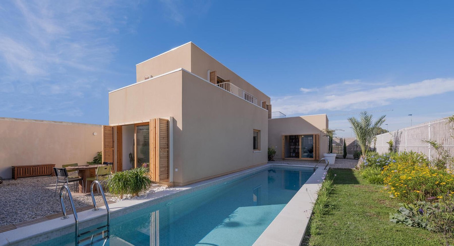 Ngôi nhà được xây dựng bằng vật liệu cách nhiệt tự nhiên.