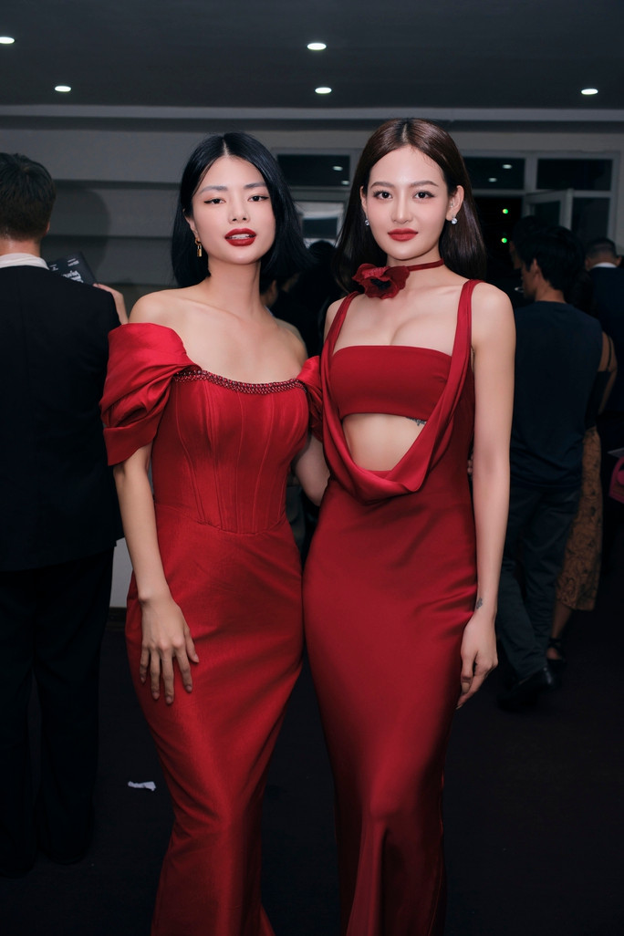 Diễn viên Thùy Anh khoe đường cong với đầm đỏ - Ảnh 6. Thùy Anh cùng các khách mời khác