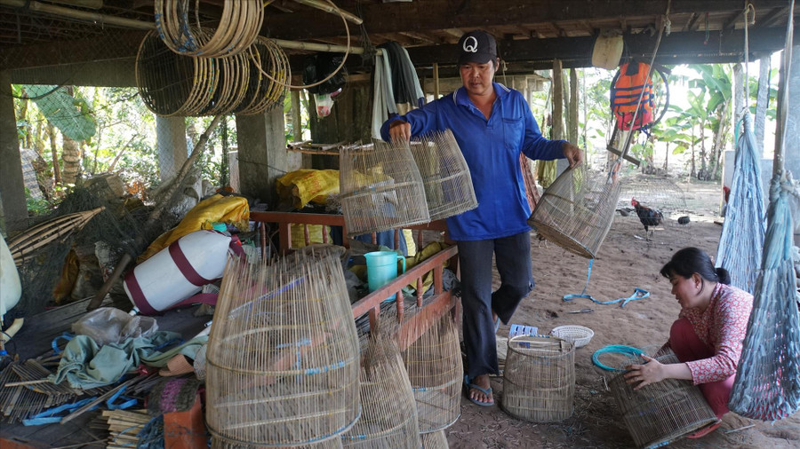 Anh Bùi Phú Toàn mang lọp đi đặt. Anh Bùi Phú Toàn mang lọp đi đặt.