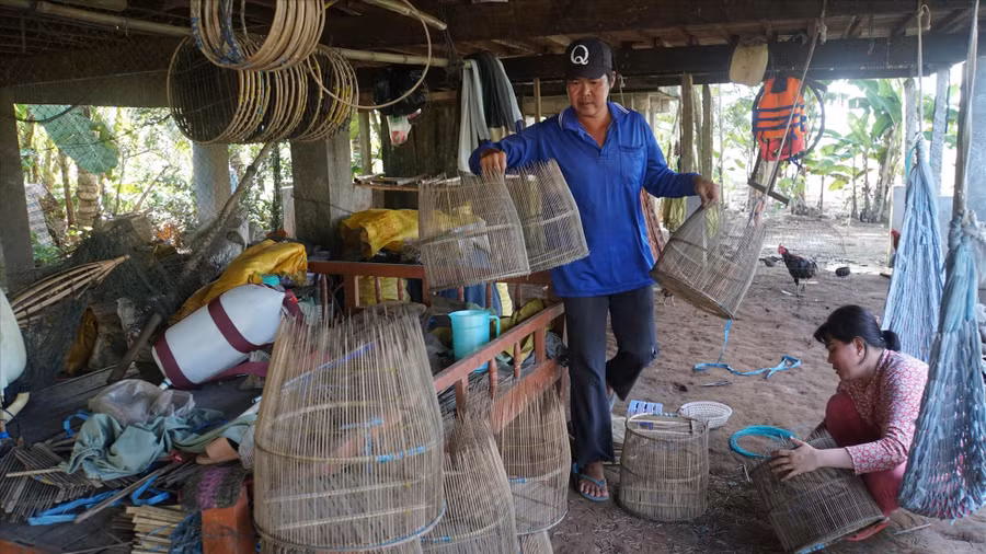 Anh Bùi Phú Toàn mang lọp đi đặt.