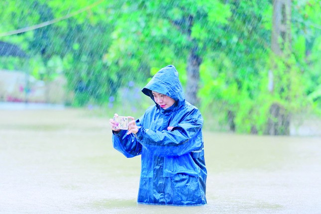 Tác giả trong lần tác nghiệp mưa lũ tại Hà Tĩnh Tác giả trong lần tác nghiệp mưa lũ tại Hà Tĩnh