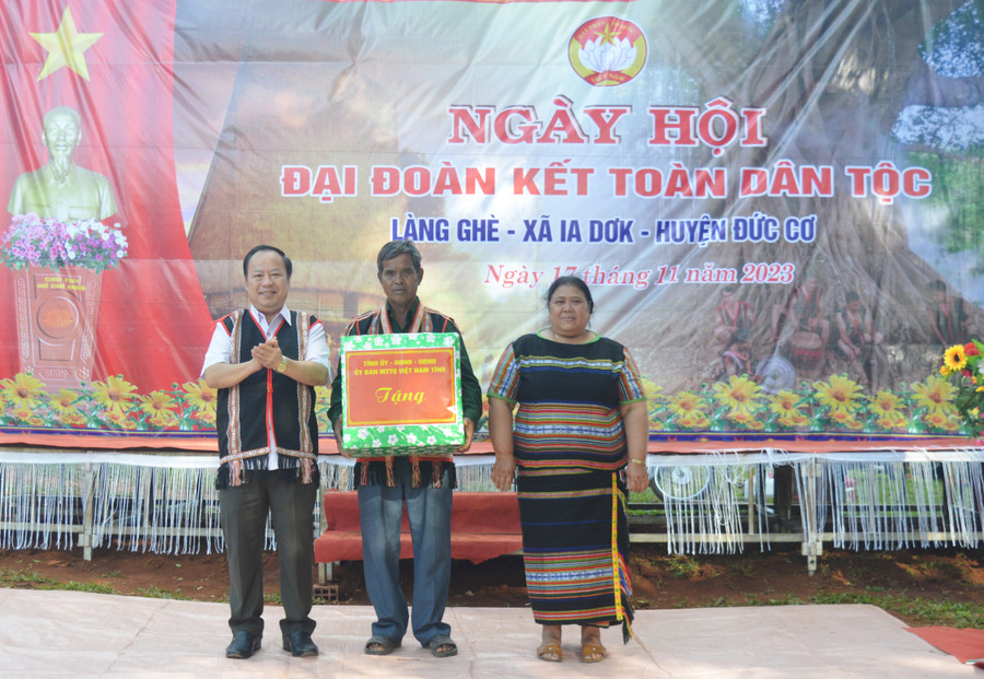 Phó Bí thư Thường trực Tỉnh ủy, Trưởng đoàn đại biểu Quốc hội tỉnh Châu Ngọc Tuấn (bìa trái) tặng quà cho hệ thống chính trị làng Ghè, xã Ia Dơk, huyện Đức Cơ. Ảnh: P.D Phó Bí thư Thường trực Tỉnh ủy, Trưởng đoàn đại biểu Quốc hội tỉnh Châu Ngọc Tuấn (bìa trái) tặng quà cho hệ thống chính trị làng Ghè, xã Ia Dơk, huyện Đức Cơ. Ảnh: P.D