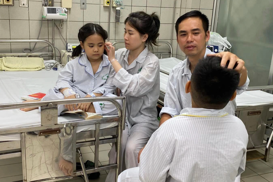 Gia đình anh Hùng đoàn tụ trong bệnh viện. Ảnh: Hạnh Nguyên Cuộc sống 'trả nợ ân tình cuộc đời' của các nạn nhân vụ cháy chung cư mini khiến 56 người tử vong ảnh 5