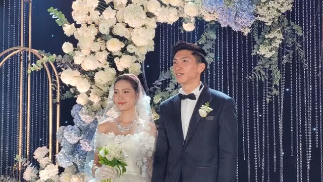 Cô dâu chú rể lung linh, rạng ngời trong bữa tiệc. Ảnh: CÙ HIỀN