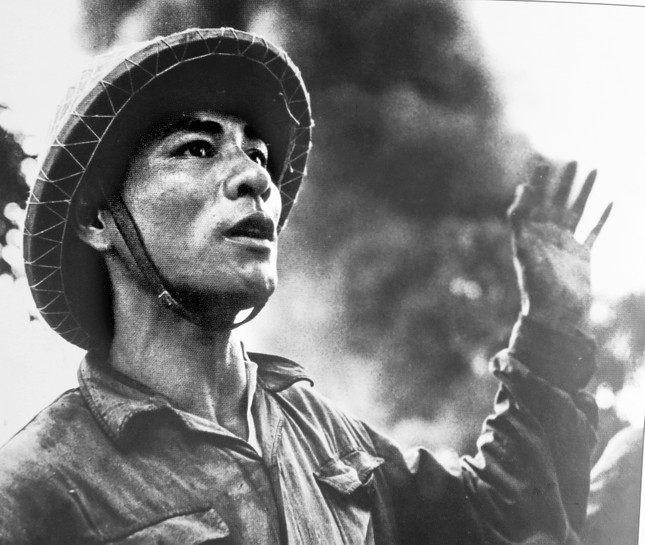 Chỉ huy tự vệ ở Đức Giang-Hà Nội đang chỉ huy chiến đấu, một bức ảnh phóng viên Tiền Phong Mai Nam chụp trong những năm đánh Mỹ