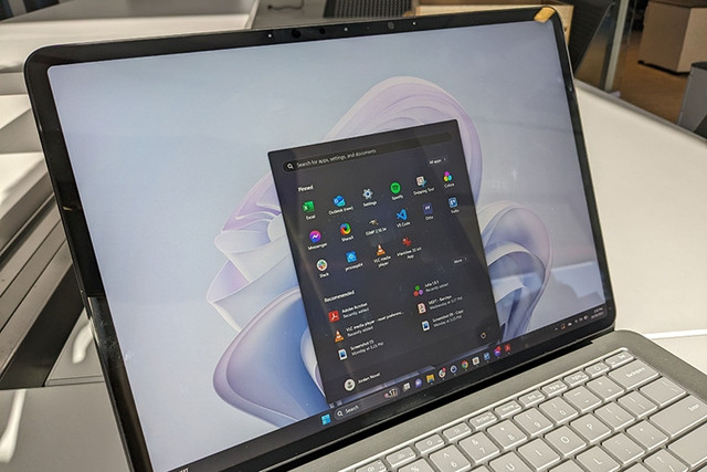 Microsoft điều tra sự cố khi kích hoạt Windows 10 và 11 - Ảnh 1. Microsoft hứa hẹn sẽ tìm cách giải quyết vấn đề cho người dùng. Ảnh: CHỤP MÀN HÌNH CNBC