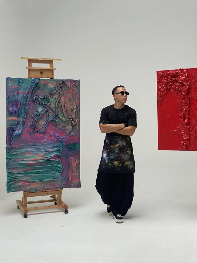 Touliver bên các tác phẩm mới nhất. Ảnh: BTC Touliver bên các tác phẩm mới nhất. Ảnh: BTC