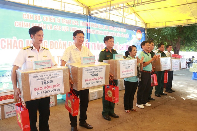 TP.HCM tặng quà cán bộ, chiến sĩ làm nhiệm vụ ở đảo Hòn Đốc. Ảnh: THU NGÂN