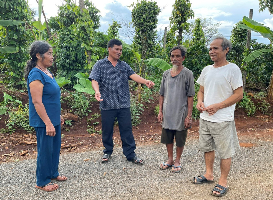 Ông Rơ Mah Thê (bìa phải) luôn phát huy tính tiên phong, gương mẫu của người đảng viên. Ảnh: P.D Ông Rơ Mah Thê (bìa phải) luôn phát huy tính tiên phong, gương mẫu của người đảng viên. Ảnh: P.D