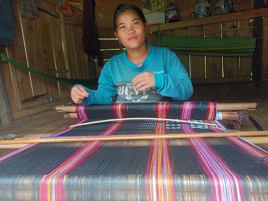 Không biết cô gái này sẽ ngồi dệt tại đây được bao lâu nữa. Ảnh: T.V