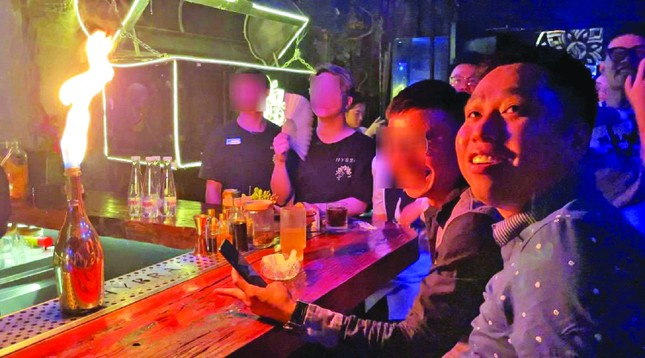 Tác giả bắt quen với nhóm bạn tại quán bar Tác giả bắt quen với nhóm bạn tại quán bar