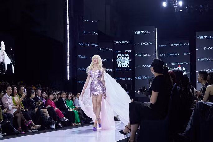 Hải Triều trong tạo trang phục thuộc bộ sưu tập của nhà thiết kế Ivan Trần