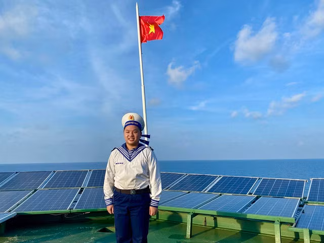 Chiến sĩ Nguyễn Tấn Đạt thực hiện nghĩa vụ quân sự tại nhà giàn DK1/10. Ảnh: THU NGÂN