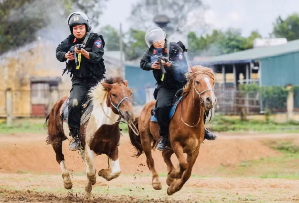 Cán bộ chiến sĩ Đoàn Cảnh sát cơ động Kỵ binh luyện tập kĩ thuật bắn súng trên lưng ngựa.