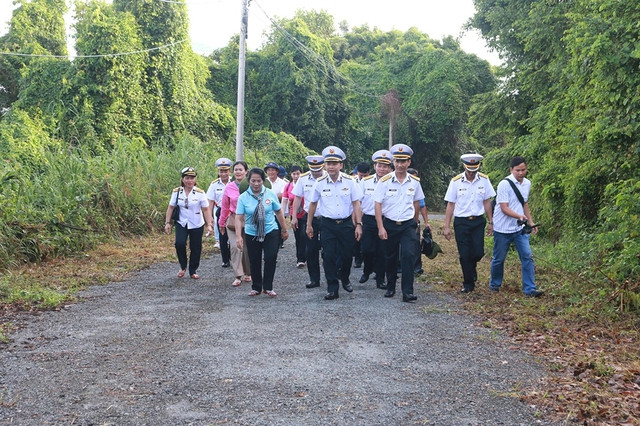 Lãnh đạo đoàn công tác đi bộ lên Trạm ra đa 625. Ảnh: THU NGÂN