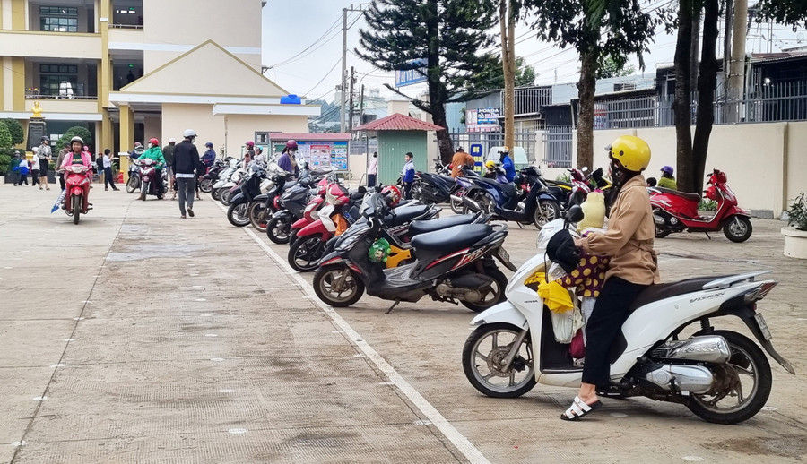 Các trường học bố trí nơi đỗ xe chờ đón học sinh tan học trong khuôn viên sân trường góp phần giảm thiểu ùn tắc giao thông khu vực trước cổng trường. Ảnh: H.P Các trường học bố trí nơi đỗ xe chờ đón học sinh tan học trong khuôn viên sân trường góp phần giảm thiểu ùn tắc giao thông khu vực trước cổng trường. Ảnh: H.P