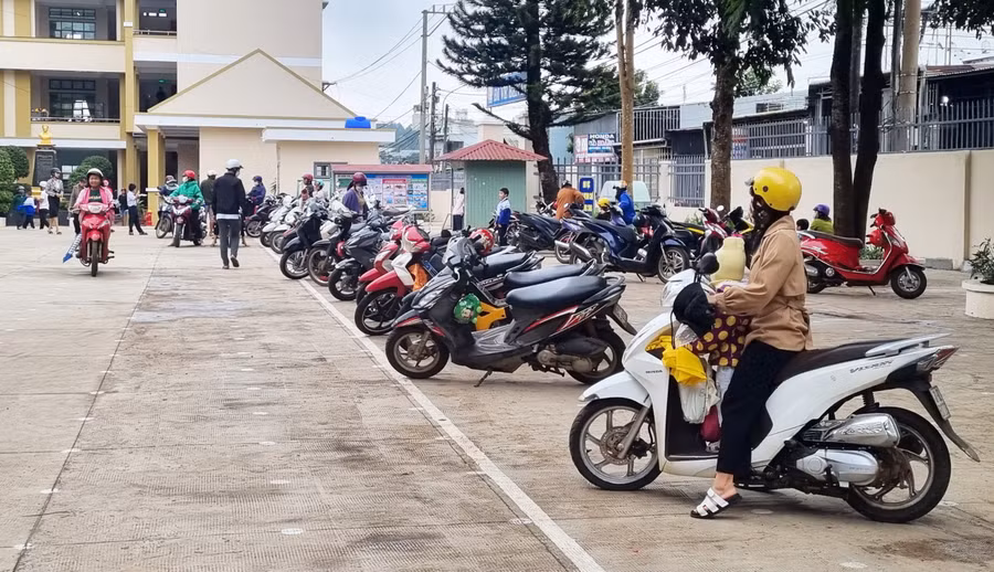 Các trường học bố trí nơi đỗ xe chờ đón học sinh tan học trong khuôn viên sân trường góp phần giảm thiểu ùn tắc giao thông khu vực trước cổng trường. Ảnh: H.P