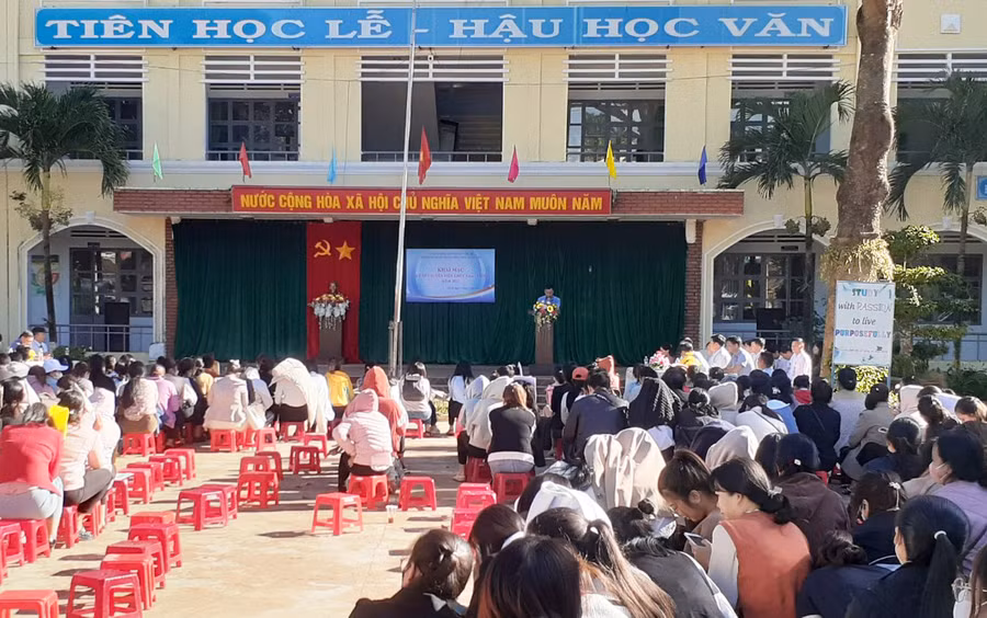 Các thí sinh tham dự lễ khai mạc kỳ thi tuyển dụng viên chức giáo viên huyện Chư Sê. Ảnh: Hoàng Viên