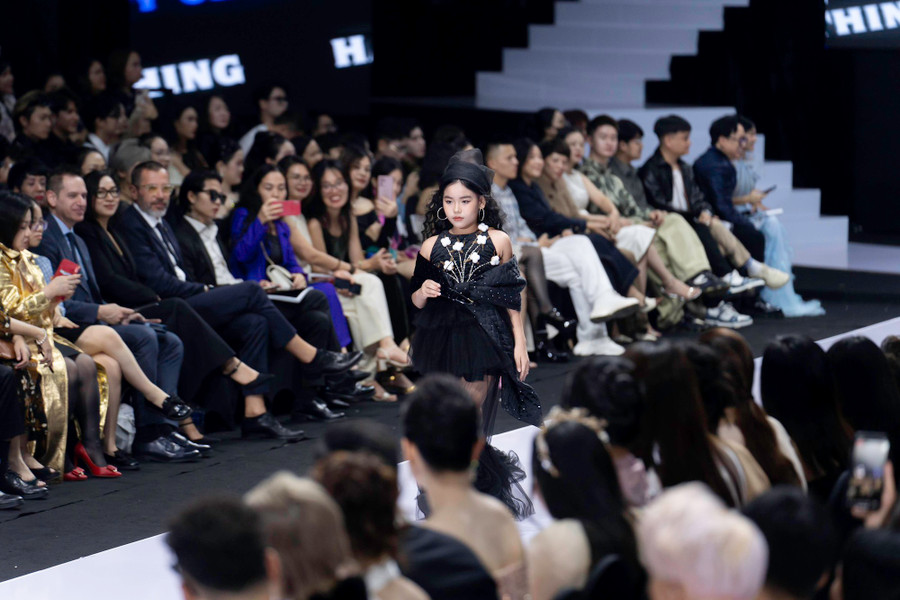 Điểm nhấn trong phần trình diễn của Jenny Bảo Ngọc là màn catwalk lùi ấn tượng. Hoa hậu nhí cho biết việc được trở thành một phần trong bộ sưu tập lần này là trải nghiệm thú vị. Ảnh: NVCC