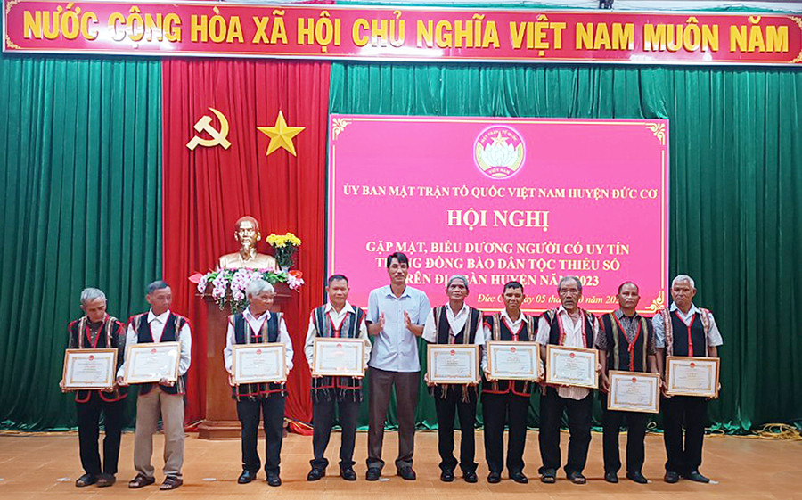 Ủy ban MTTQ Việt Nam huyện Đức Cơ gặp mặt, biểu dương người có uy tín trong đồng bào dân tộc thiểu số năm 2023. Ảnh: Thanh Nhật
