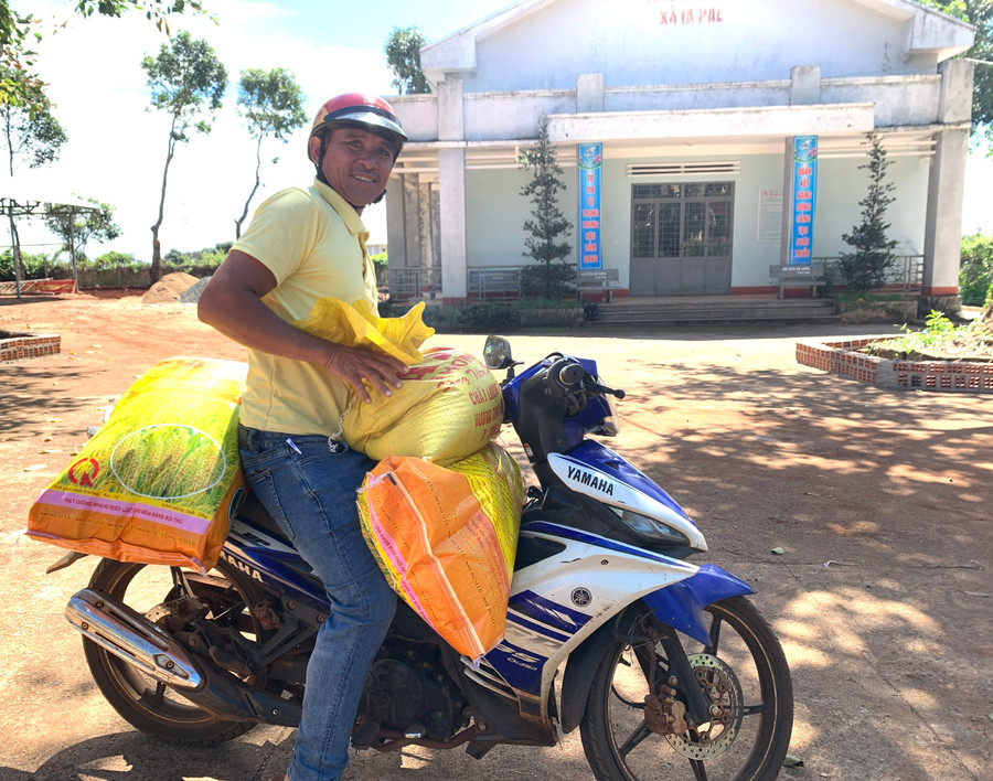 Ông Rah Lan Hoàng chở lúa giống chất lượng về hướng dẫn người dân làng Tào Roòng gieo sạ. Ảnh: R.H Ông Rah Lan Hoàng chở lúa giống chất lượng về hướng dẫn người dân làng Tào Roòng gieo sạ. Ảnh: R.H