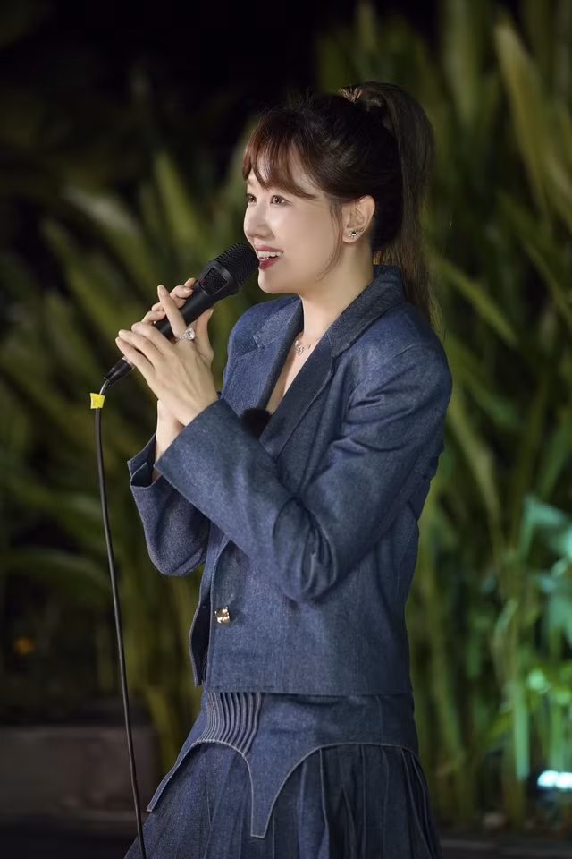 Trong chương trình, Hari Won gây ấn tượng bởi sự sôi nổi, nhiệt tình. Ảnh: NVCC