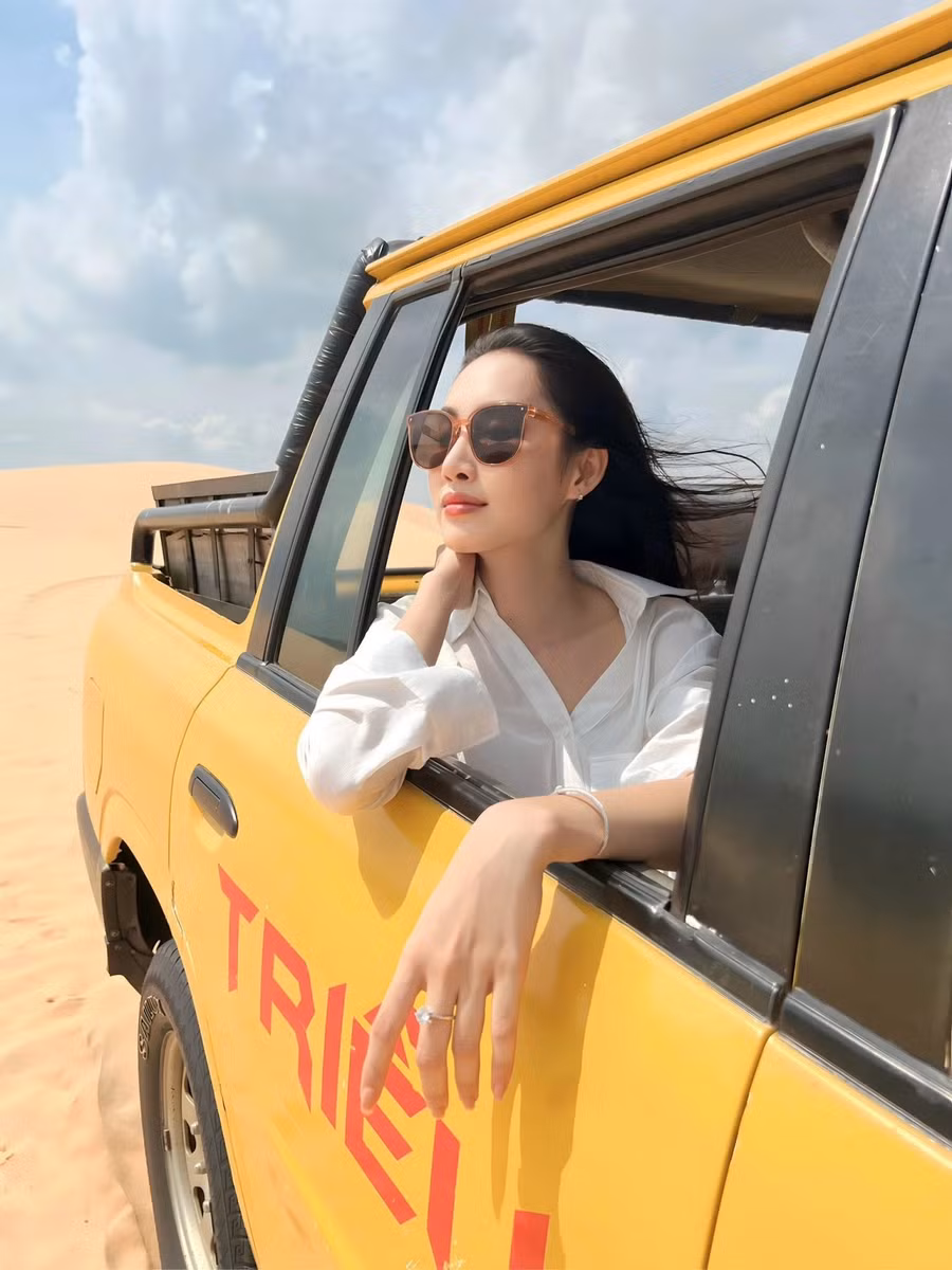 Từ khi được lựa chọn trở thành đại sứ du lịch cho tỉnh Bình Thuận, người đẹp sinh năm 1995 tích cực lên kế hoạch cho việc lan tỏa hình ảnh của các danh lam thắng cảnh ở tỉnh thành này. Ảnh: NVCC