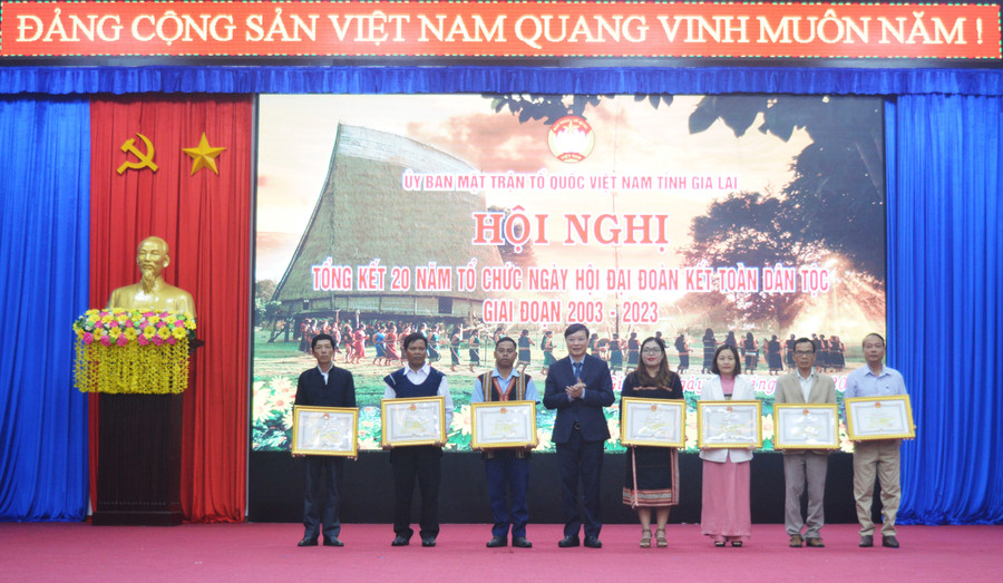 Chủ tịch UBND tỉnh tặng bằng khen cho các tập thể có thành tích xuất sắc trong tổ chức thực hiện Ngày hội Đại đoàn kết toàn dân tộc giai đoạn 2003-2023. Ảnh: Anh Huy