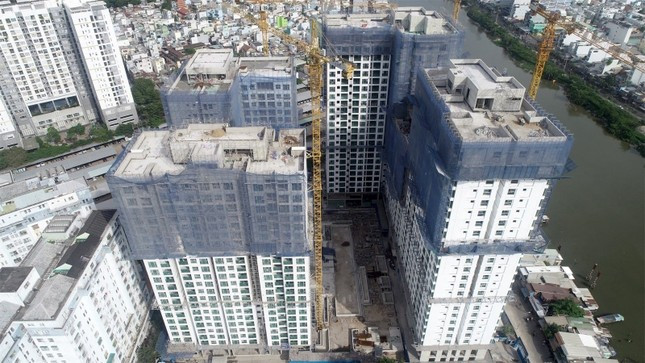 Tại 30/9, hàng tồn kho bất động sản rất lớn, có tổng giá trị lên đến 301.600 tỷ đồng tăng 5% so với cùng kỳ. Tại 30/9, hàng tồn kho bất động sản rất lớn, có tổng giá trị lên đến 301.600 tỷ đồng tăng 5% so với cùng kỳ.