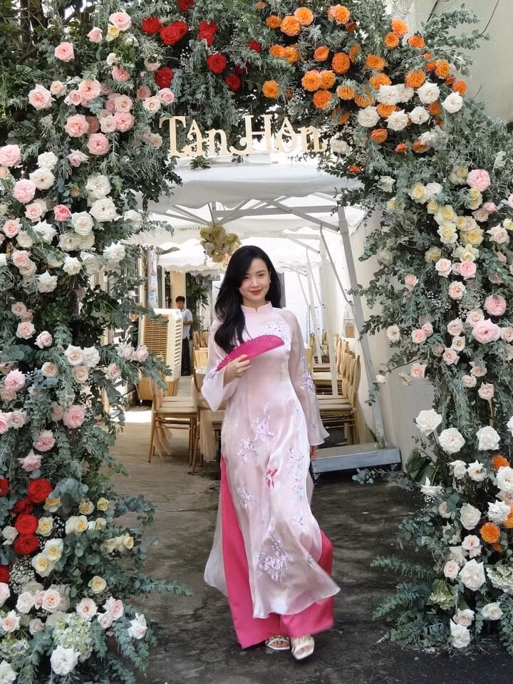 Người đẹp nhanh chóng đính chính rằng hôn lễ này là của em trai cô. Người đẹp nhanh chóng đính chính rằng hôn lễ này là của em trai cô.