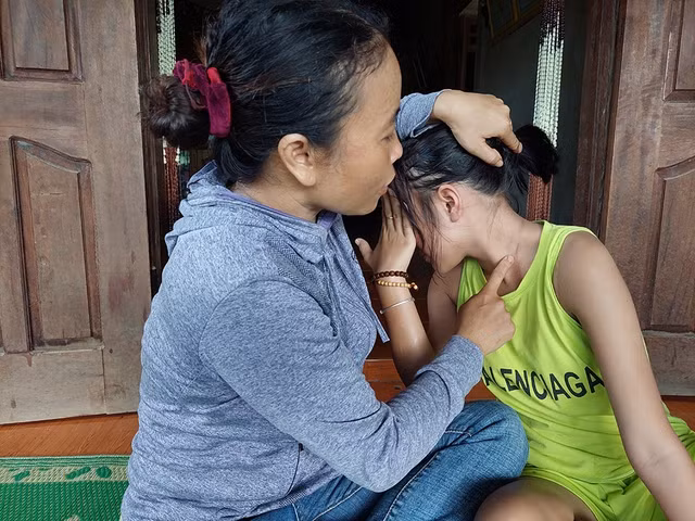 Em H.T.Q.T bị sét đánh trúng hồi cuối tháng 5, đang phải gánh chịu nhiều di chứng. Ảnh: HOÀNG SƠN