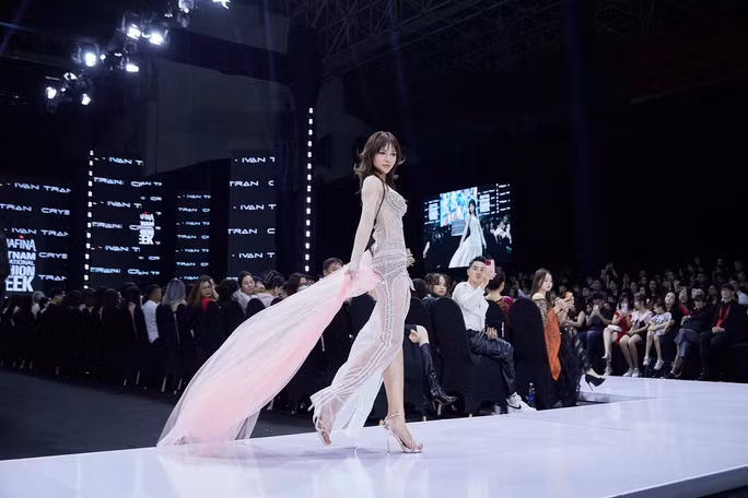 Cô trình diễn tự tin