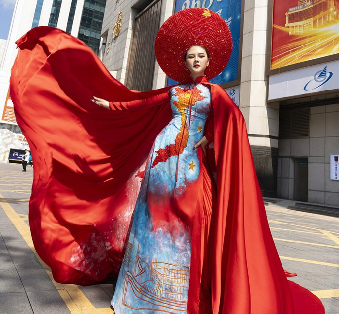 NTK Thạch Linh cùng mẫu nhí Thiệu Vy mang áo dài bản đồ Việt Nam ra nước ngoài - Ảnh 6. Clip Thạch Linh và mẫu nhí Thiệu Vy trong trang phục áo dài bản đồ Việt Nam tại phố đi bộ Trung Quốc có 1,5 triệu lượt xem chỉ sau vài ngày đăng tải trên TikTok