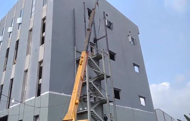 Chiều rộng bản thang bộ dùng để thoát người không được nhỏ hơn chiều rộng tính toán hoặc chiều rộng của bất kỳ lối ra thoát nạn nào trên nó. Chiều rộng bản thang bộ dùng để thoát người không được nhỏ hơn chiều rộng tính toán hoặc chiều rộng của bất kỳ lối ra thoát nạn nào trên nó.