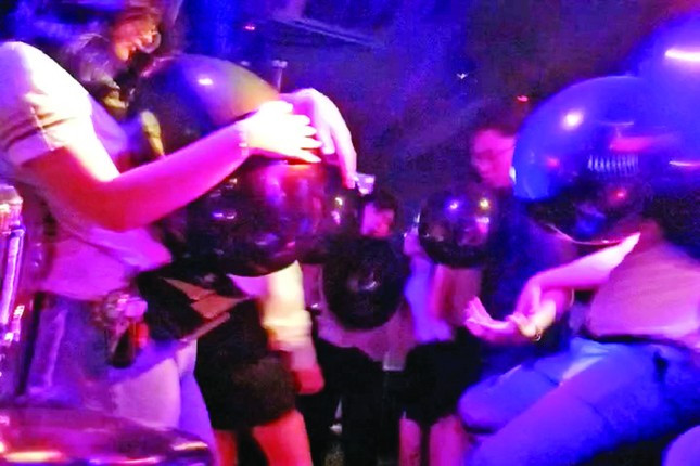 Cảnh chơi bóng cười trong quán bar ở Hà Nội được phóng viên ghi lại Cảnh chơi bóng cười trong quán bar ở Hà Nội được phóng viên ghi lại