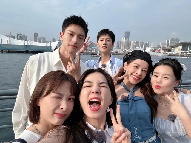 Nhờ gây được tiếng vang tại Tỷ tỷ đạp gió rẽ sóng mùa 4 (Đạp gió 2023), Chi Pu có nhiều cơ hội hoạt động tại Trung Quốc, quen biết nhiều nghệ sĩ Hoa ngữ. Thậm chí, cô còn mở một quán phở tại đất nước tỉ dân. Ảnh: FBNV Nhờ gây được tiếng vang tại Tỷ tỷ đạp gió rẽ sóng mùa 4 (Đạp gió 2023), Chi Pu có nhiều cơ hội hoạt động tại Trung Quốc, quen biết nhiều nghệ sĩ Hoa ngữ. Thậm chí, cô còn mở một quán phở tại đất nước tỉ dân. Ảnh: FBNV