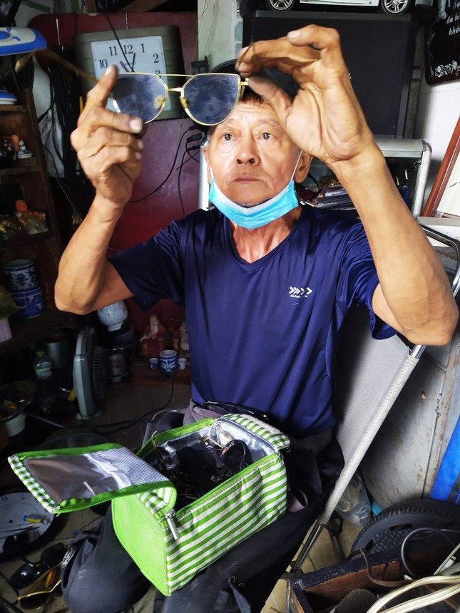 Người bán đồ cũ từ trước năm 1975 vẫn đam mê nghề nghiệp